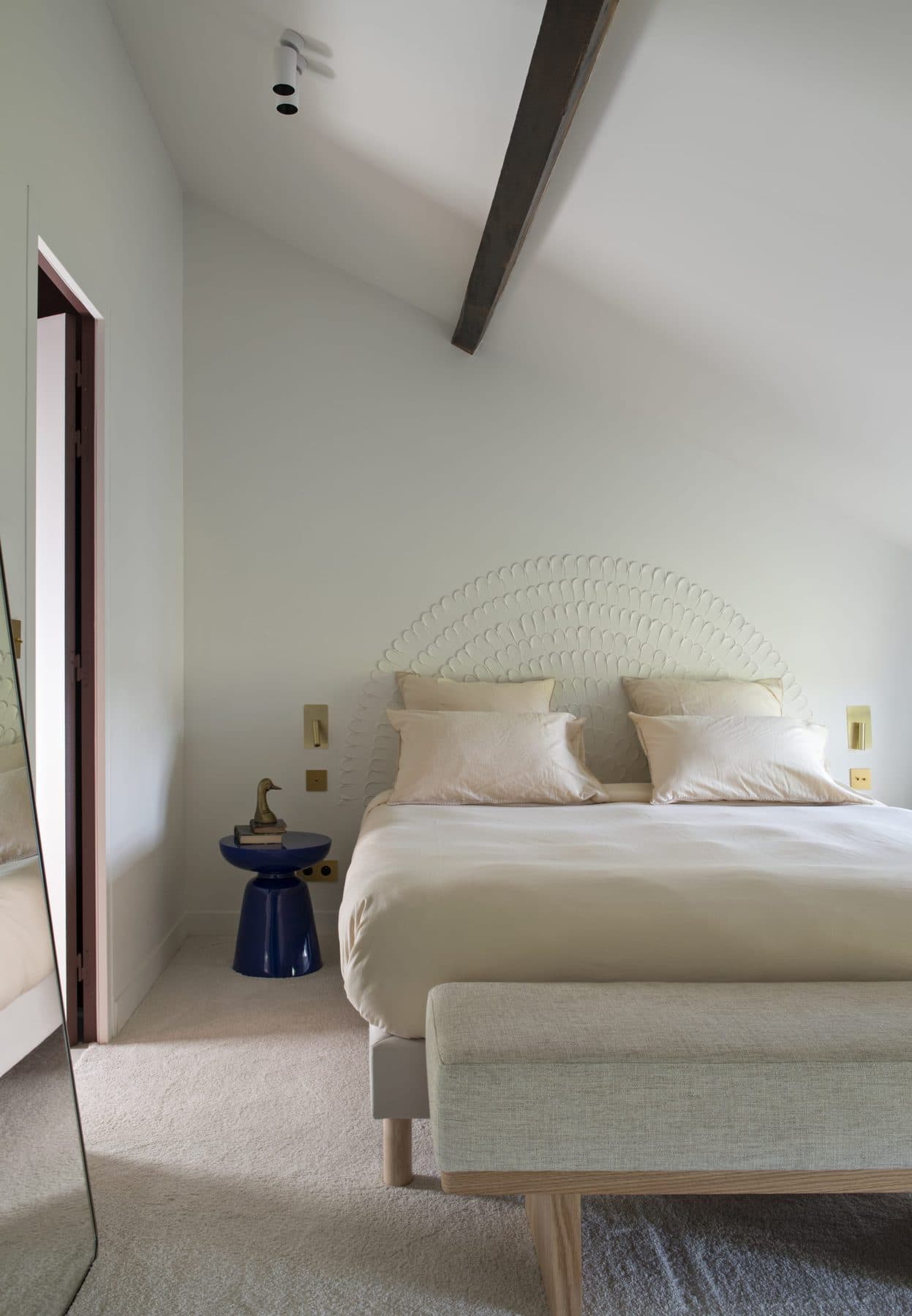 Chambre double aux tons crème avec lit king size