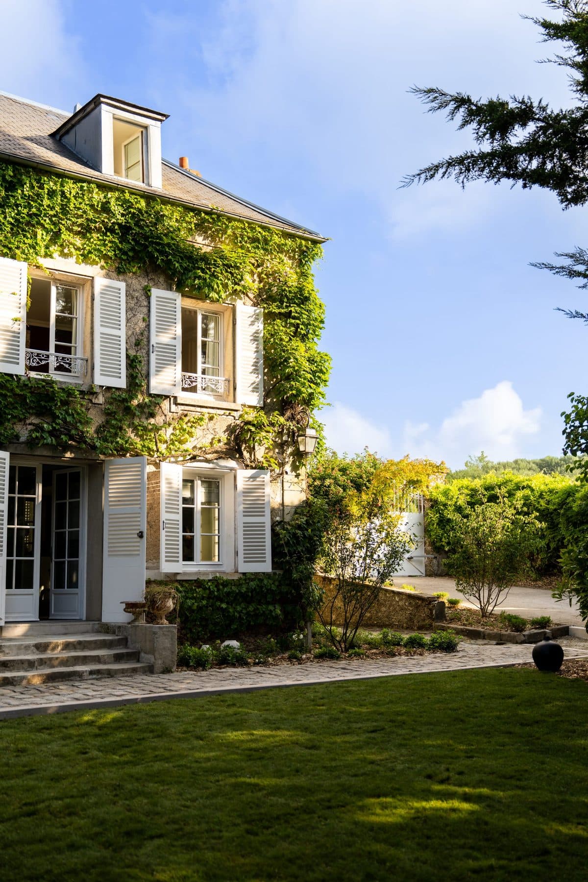 Le parc arboré du domaine, la maison de maître au fond