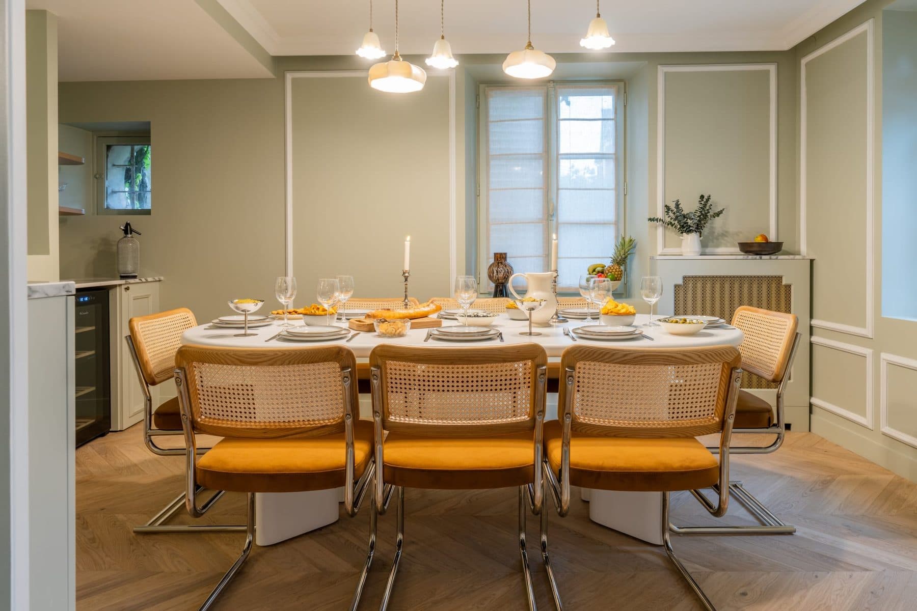 Salle à manger lumineuse et grande table ovale